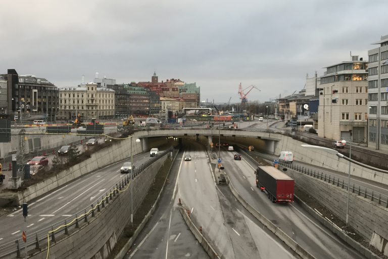 Fordonstrafik vid Götatunnelns östra mynning vid Lilla Bommen-motet.