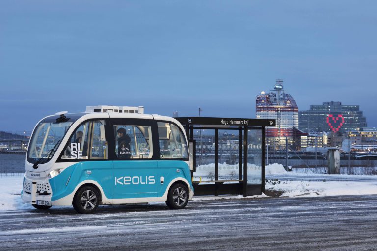En självkörande minibuss har stannat vid hållplatsen Hugo Hammars kaj på Lindholmen i Göteborg.