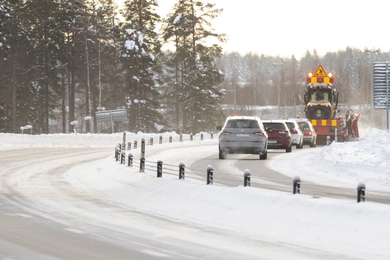 Bilkö efter en plogbil på snötäckt väg.