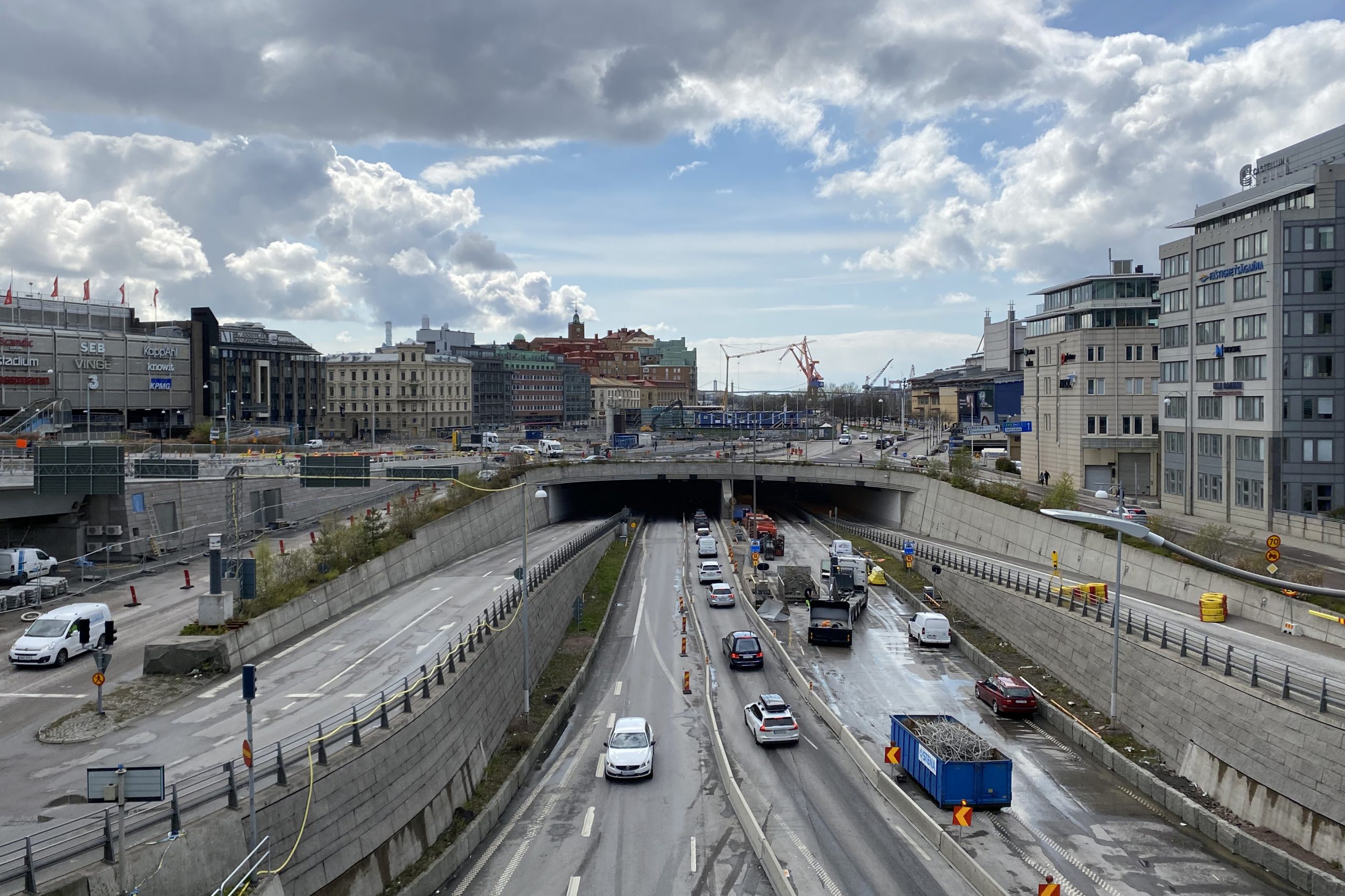 Köer längs Oscarsleden i båda riktningar. I bakgrunden syns hur trafiken mot centrum leds om via av- och påfarten i Järntorgsmotet.