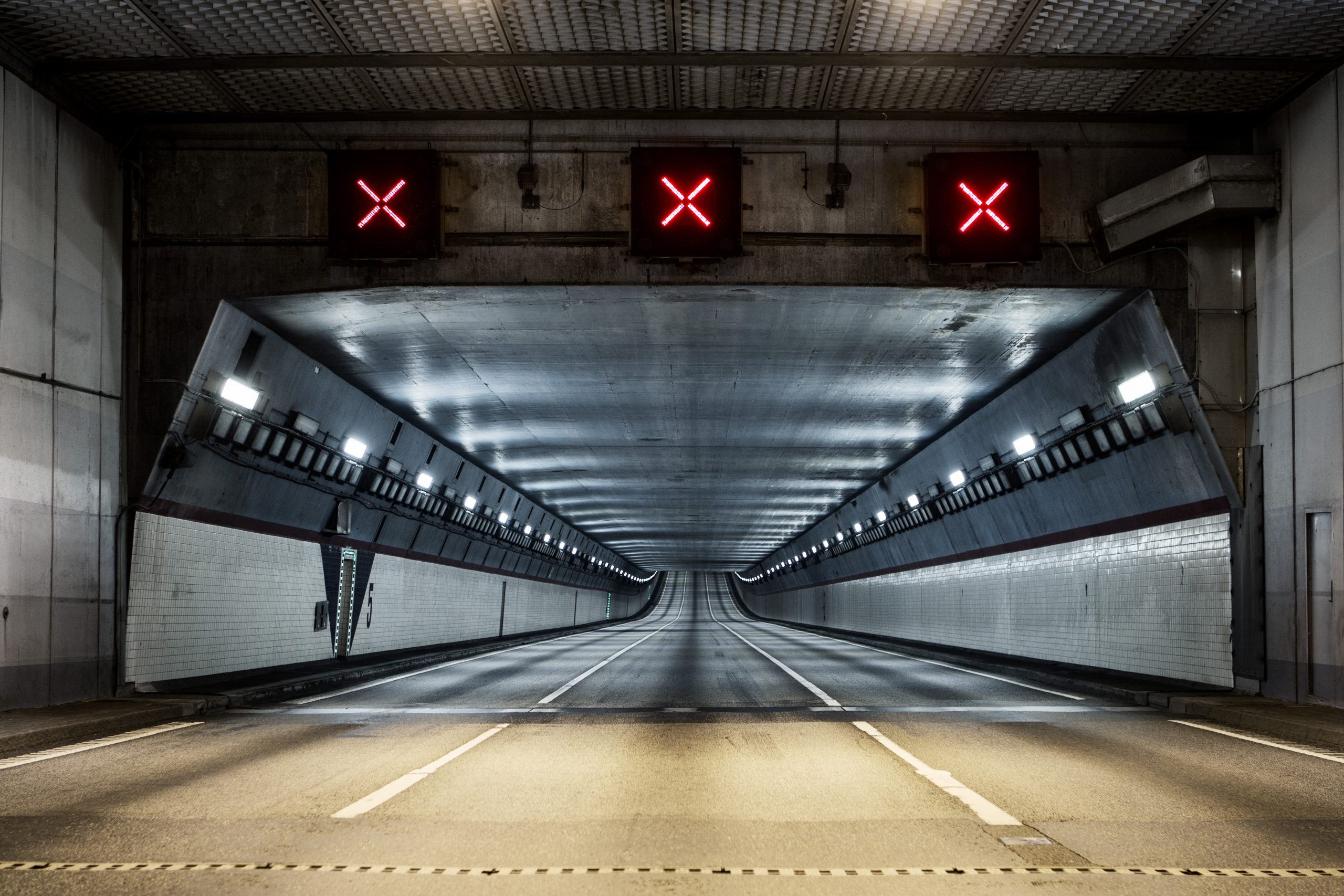 Det är inte alltid som orsaken till en avstängning är uppenbar för dig som trafikant. Men det är viktigt att alltid respektera skyltar och bommar.