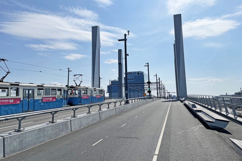 En spårvagn kör över Hisingsbron och en tom gång- och cykelbana