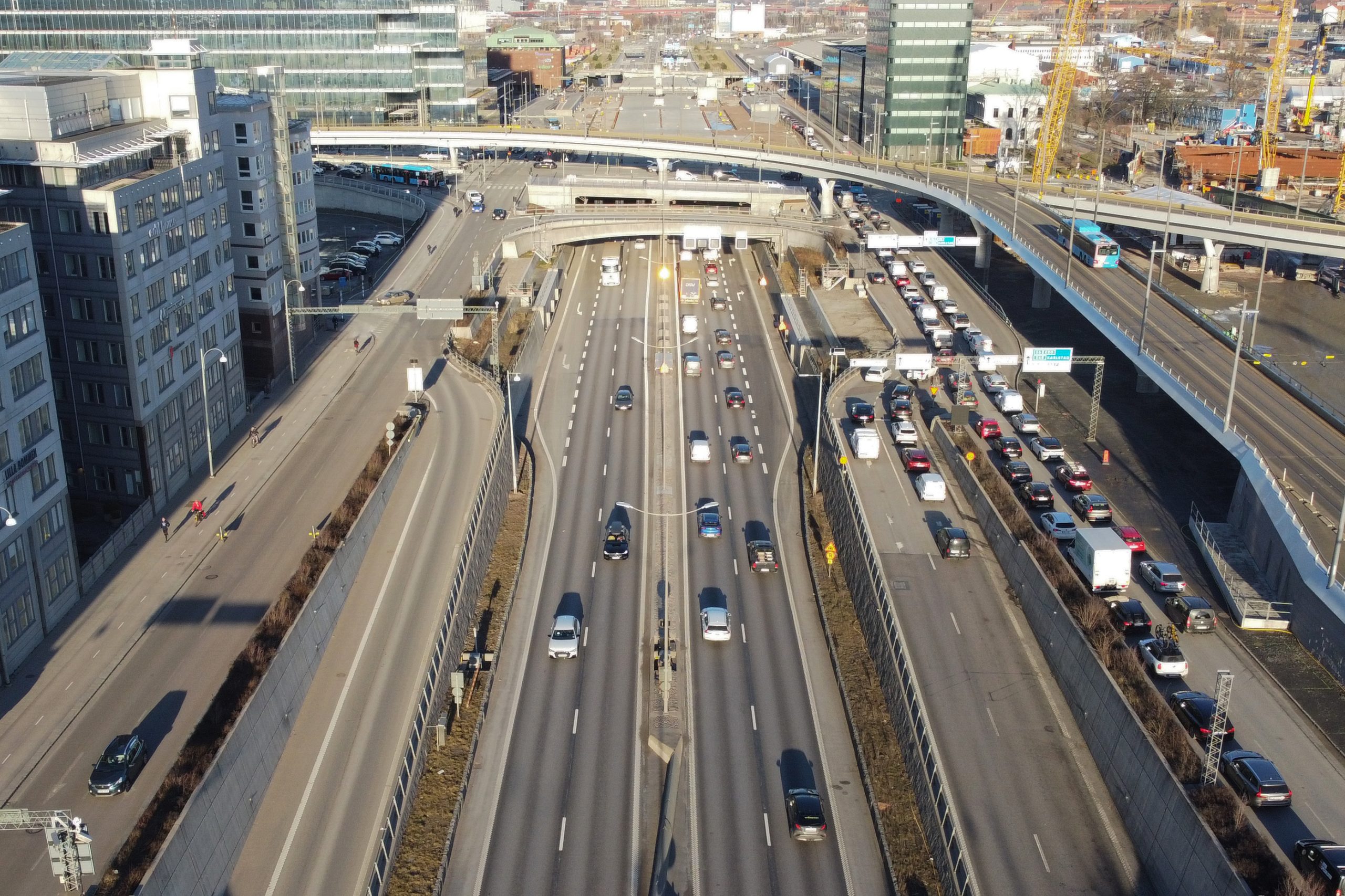 Trafiken mellan Operan och Hisingsbron fortsätter att gå dubbelriktad på Norra Sjöfarten medan Södra Sjöfarten är avstängd.