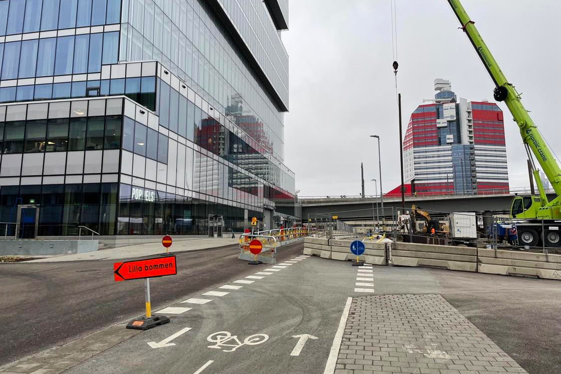 Gullbergs Strandgata är enkelriktad i höjd med Platinan och trafiken mot Lilla Bommen leds om via Vikingsgatan.