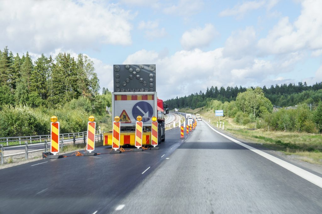 PÅ en motorväg står en En TMA bil uppställd och leder om trafiken.