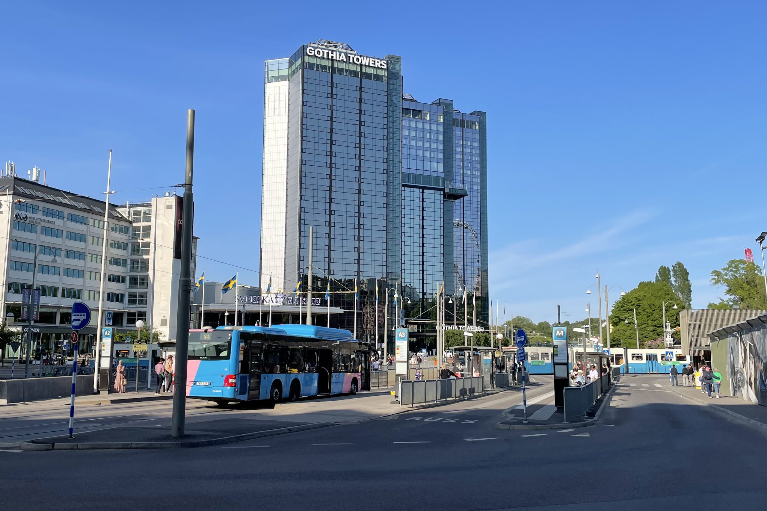 Buss och bil samsas på Örgrytevägen