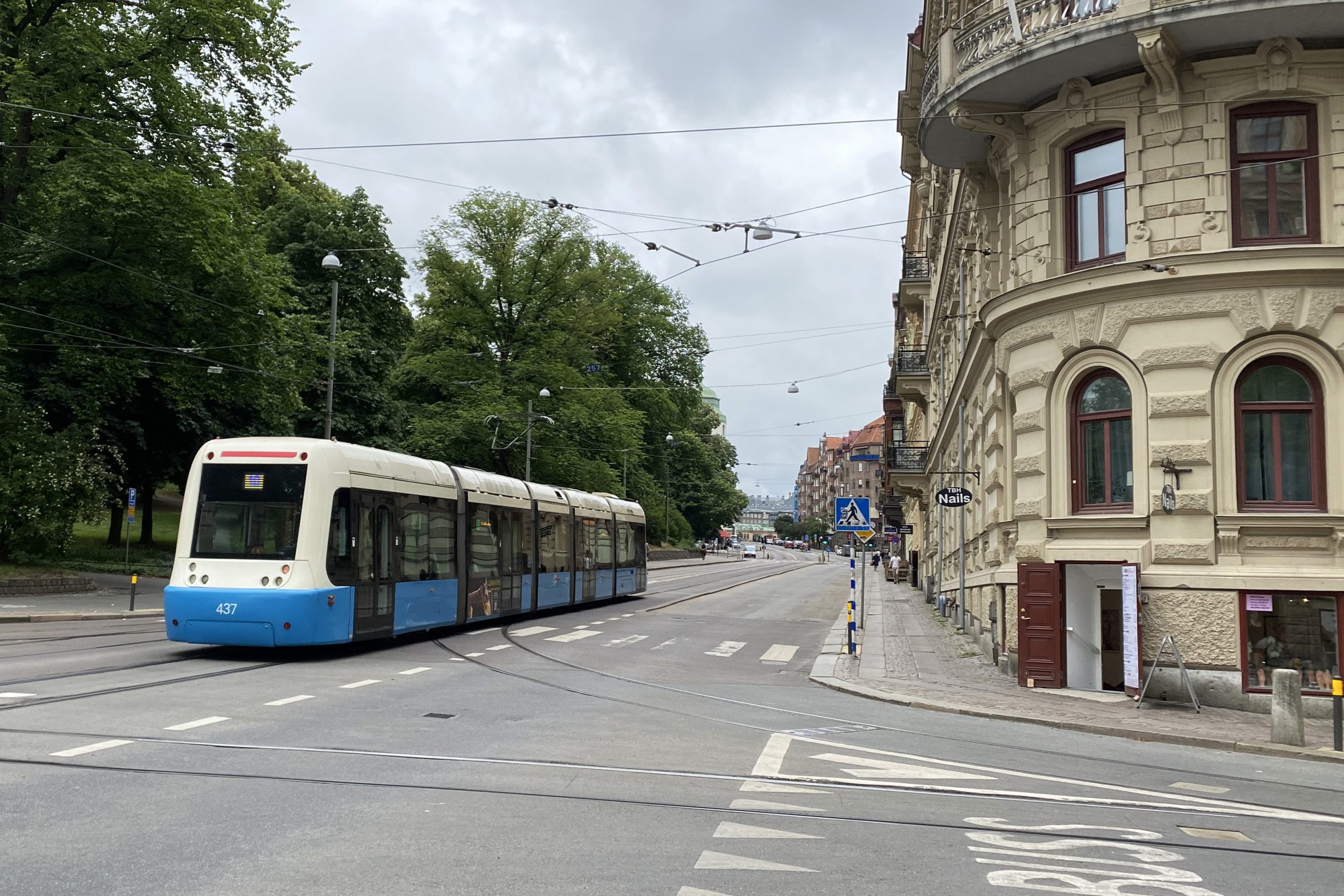 Bil- och kollektivtrafik samsas på Aschebergsgatan