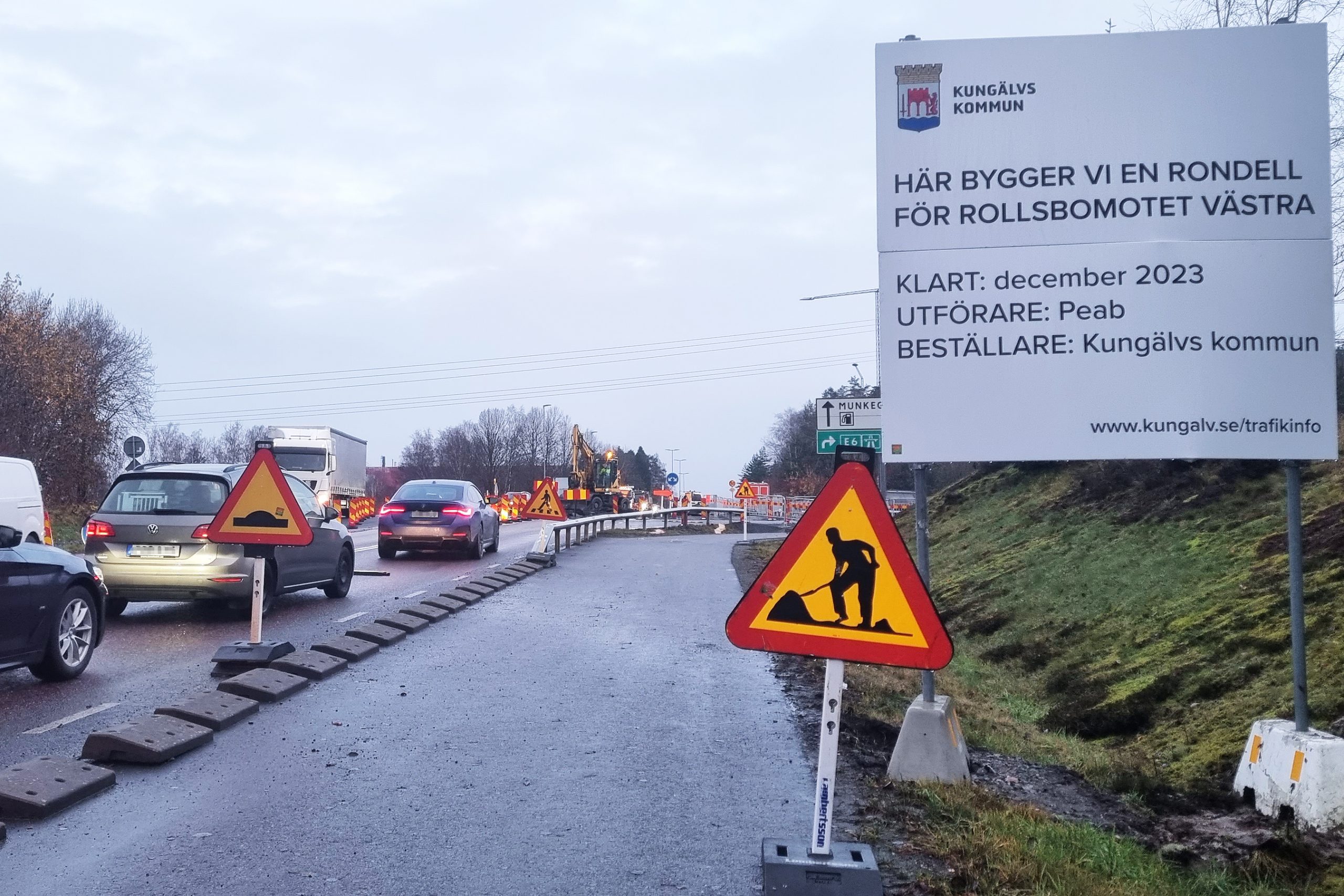 Bygget av ny rondell i Rollsbomotet påverkar trafiken