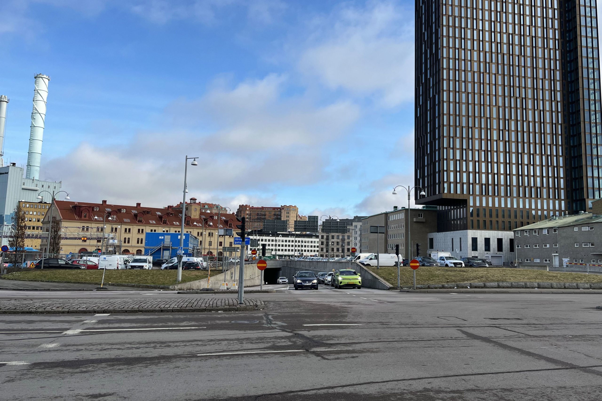 Avfarten från Götatunneln mot Järntorget i Järntorgsmotet stängs till sommaren.