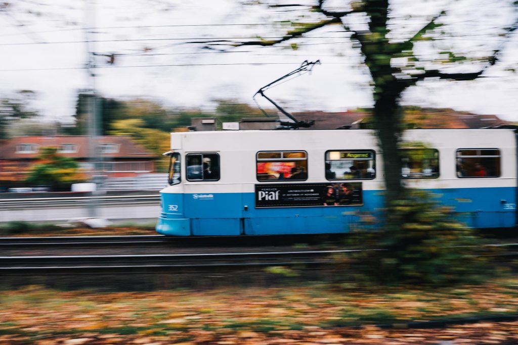 spårvagn 8 mot angered kör förbi slottsskogen