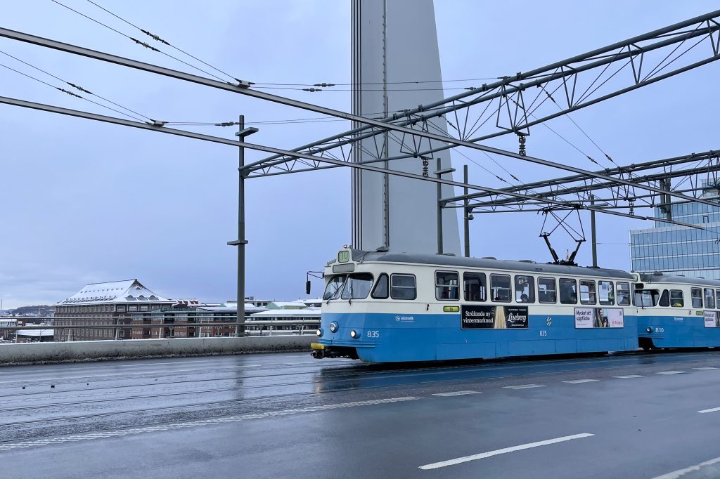 Spårvagnslinje 10 kör över Hisingsbron. Pylonerna syns i bakgrunden.