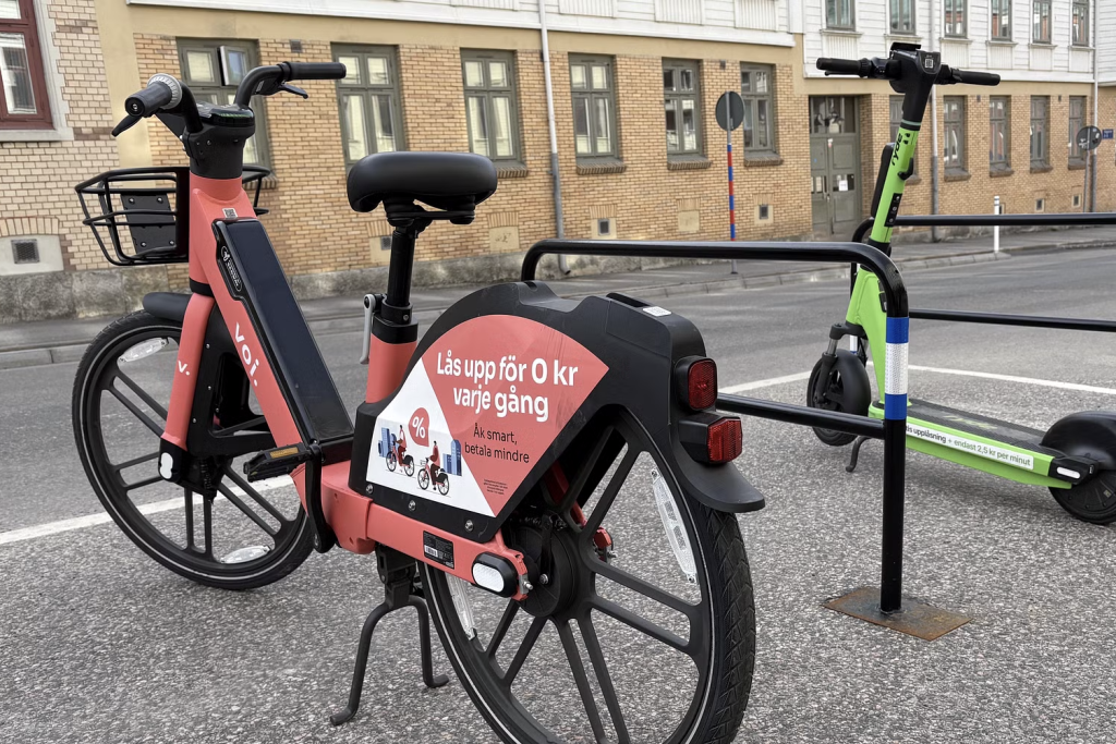 Elcykel och elsparkcykel står parkerade