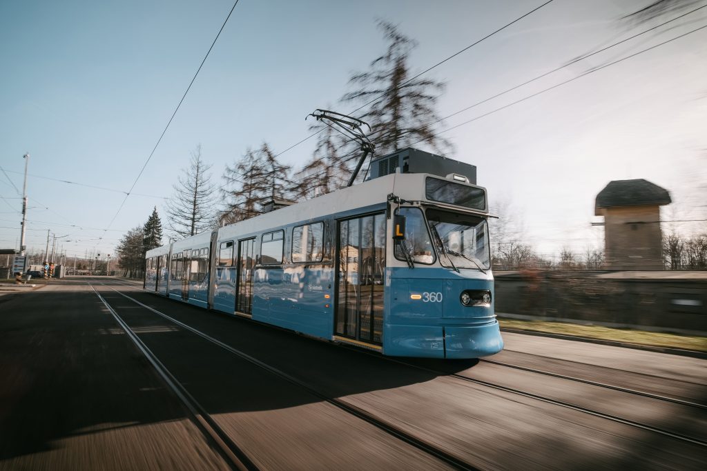 Den nyrenoverade spårvagnen av modell M31 syns körande på ett spår.