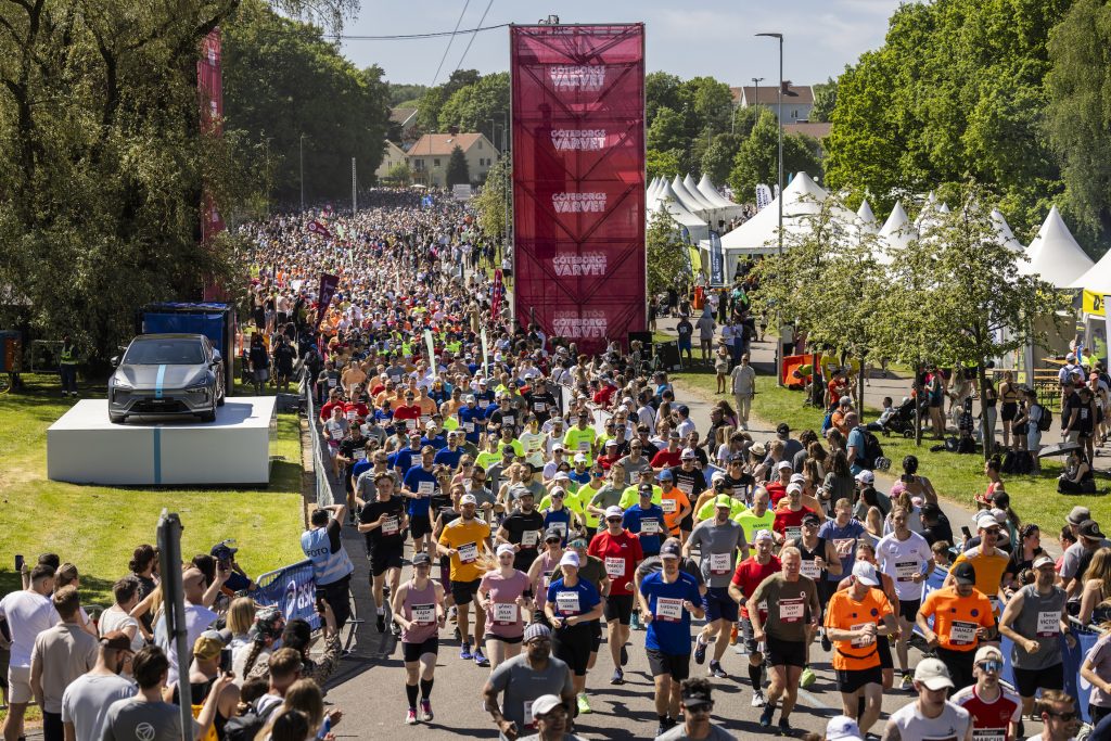 Starten går vid Göteborgsvarvet 2024 tusentals löpare ger sig iväg.